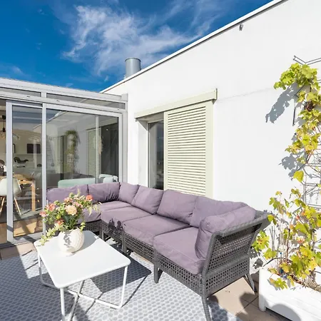 Breathtaking 2bd Roof-top Patio 19e! Appartamento Parigi