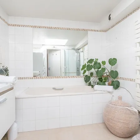 Appartamento Breathtaking 2bd Roof-top Patio 19e! Parigi