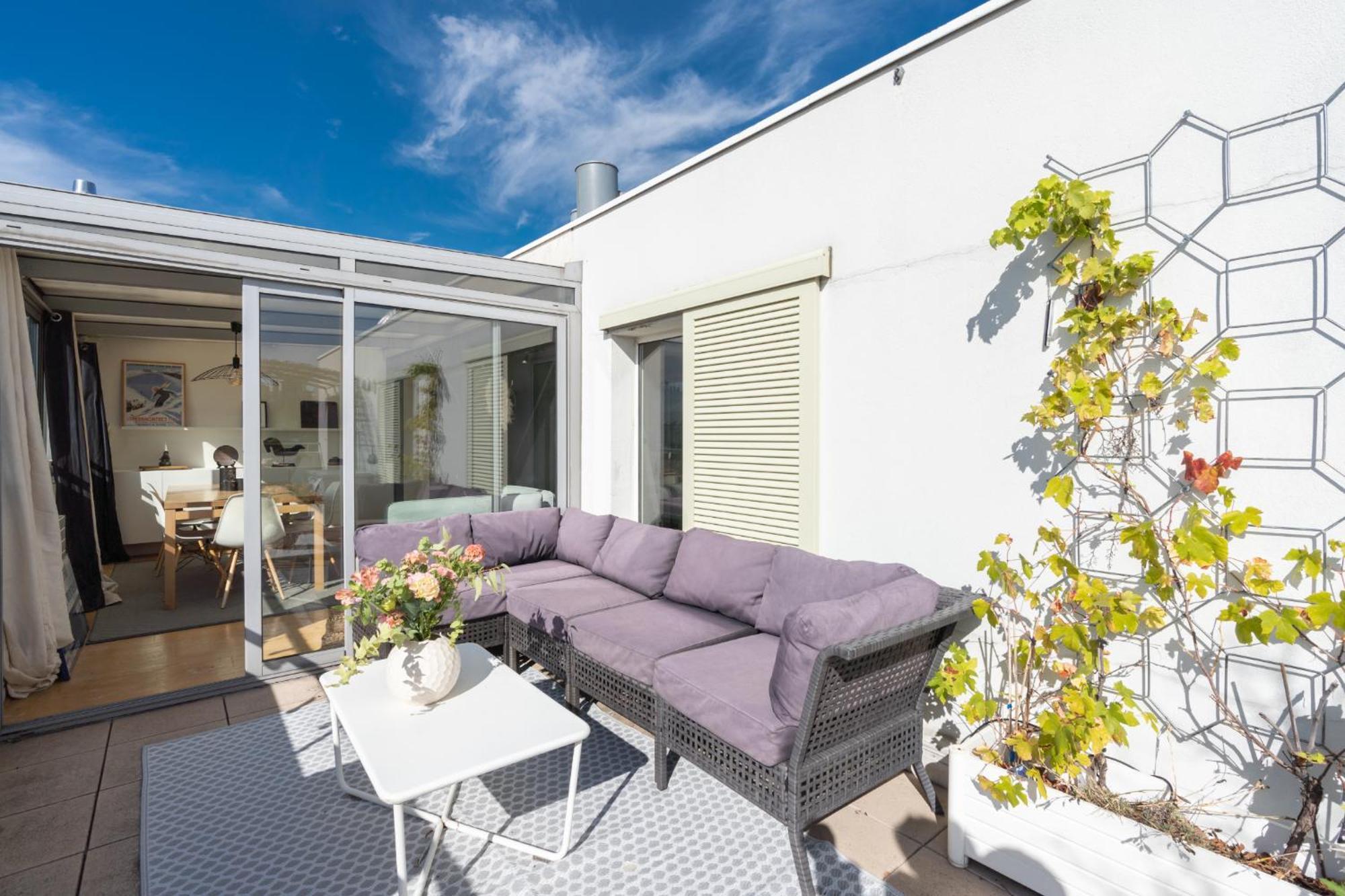 Breathtaking 2bd Roof-top Patio 19e! Appartamento Parigi